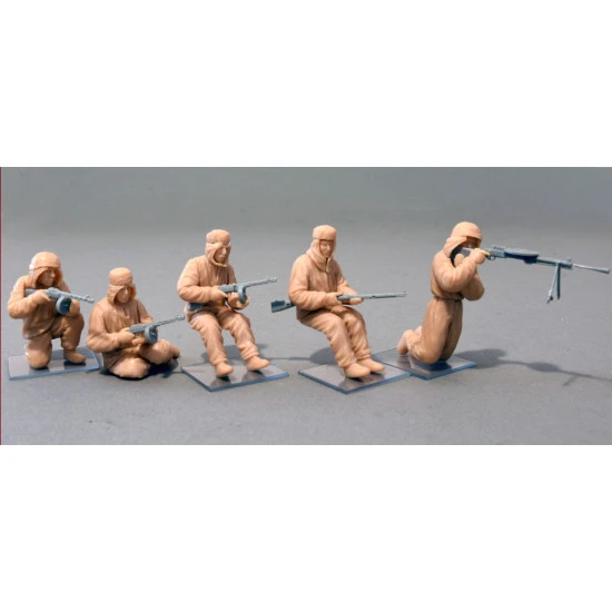 SOVIET ASSAULT INFANTRY (WINTER CAMOUFLAGE CLOAKS) 1/35 MINIART 35226