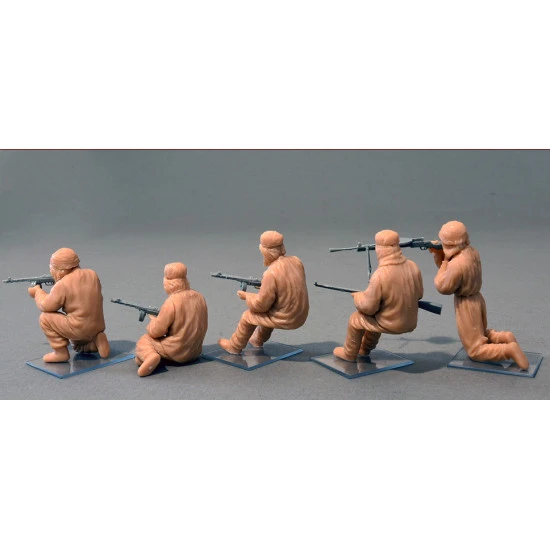 SOVIET ASSAULT INFANTRY (WINTER CAMOUFLAGE CLOAKS) 1/35 MINIART 35226