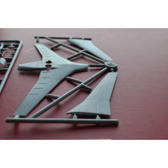 PLASTIC MODEL AIRPLANE KIT CRJ-200 1/144 BIG PLANES KITS 14402