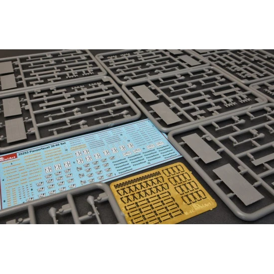 GERMAN PANZERFAUST 30/60 SET WW2 1/35 MINIART 35253