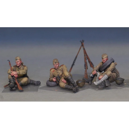 SOVIET SOLDIERS TAKING A BREAK 1/35 MINIART 35233