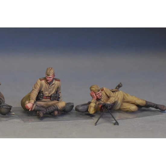 SOVIET SOLDIERS TAKING A BREAK 1/35 MINIART 35233