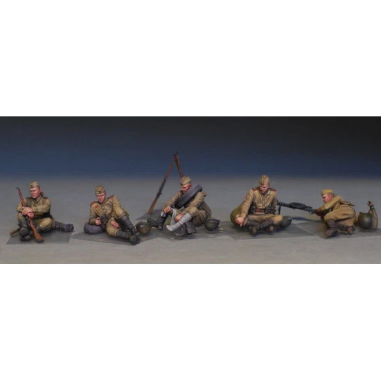 SOVIET SOLDIERS TAKING A BREAK 1/35 MINIART 35233