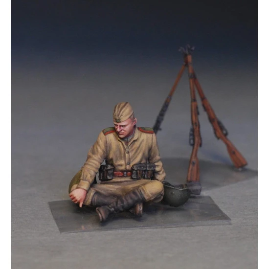 SOVIET SOLDIERS TAKING A BREAK 1/35 MINIART 35233