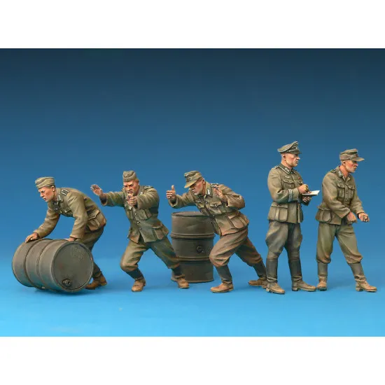 GERMAN SOLDIERS w/FUEL DRUMS. SPECIAL EDITION - PLASTIC MODEL KIT SCALE 1/35 MINIART 35256