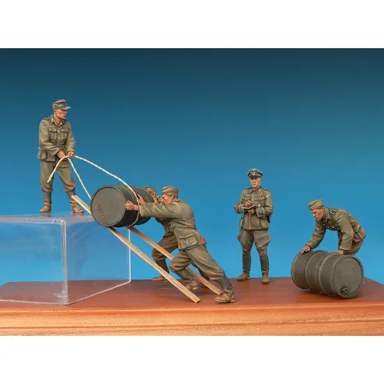GERMAN SOLDIERS w/FUEL DRUMS. SPECIAL EDITION - PLASTIC MODEL KIT SCALE 1/35 MINIART 35256