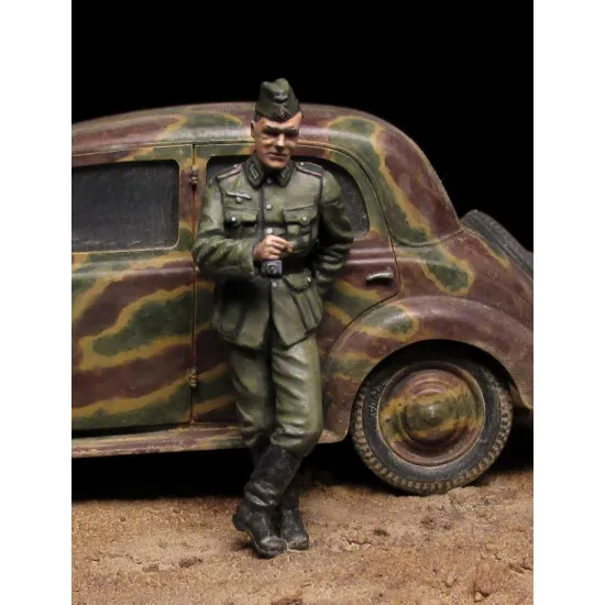 GERMAN SOLDIERS w/FUEL DRUMS. SPECIAL EDITION - PLASTIC MODEL KIT SCALE 1/35 MINIART 35256