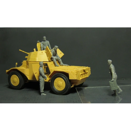 P 204 (F) WITH GERMAN ARMOURED VEHICLE CREW PLASTIC MODEL KIT 1/35 ICM 35382