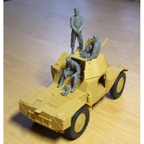 P 204 (F) WITH GERMAN ARMOURED VEHICLE CREW PLASTIC MODEL KIT 1/35 ICM 35382