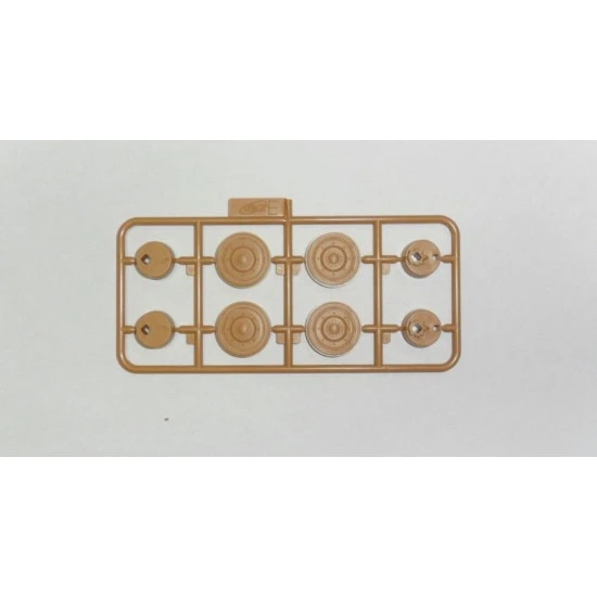 P 204 (F) WITH GERMAN ARMOURED VEHICLE CREW PLASTIC MODEL KIT 1/35 ICM 35382