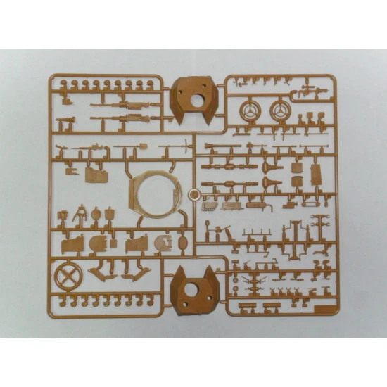 P 204 (F) WITH GERMAN ARMOURED VEHICLE CREW PLASTIC MODEL KIT 1/35 ICM 35382