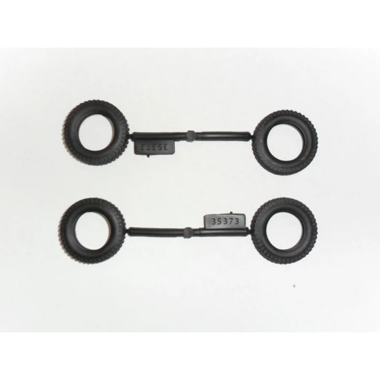 P 204 (F) WITH GERMAN ARMOURED VEHICLE CREW PLASTIC MODEL KIT 1/35 ICM 35382