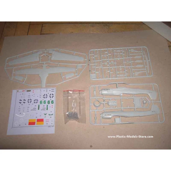 Focke Wulf TA 152 H-1 German interceptor WWII 1/72 Art Model 7204