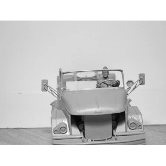 MODEL KIT USSR WWII RKKA DRIVERS 1943 1945 2 FIGURES 1/35 SCALE ICM 35643