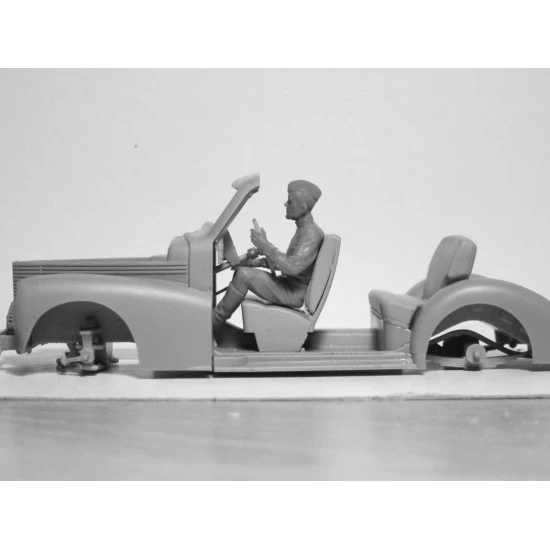 MODEL KIT USSR WWII RKKA DRIVERS 1943 1945 2 FIGURES 1/35 SCALE ICM 35643