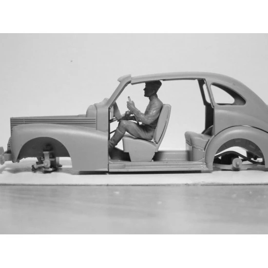 MODEL KIT USSR WWII RKKA DRIVERS 1943 1945 2 FIGURES 1/35 SCALE ICM 35643