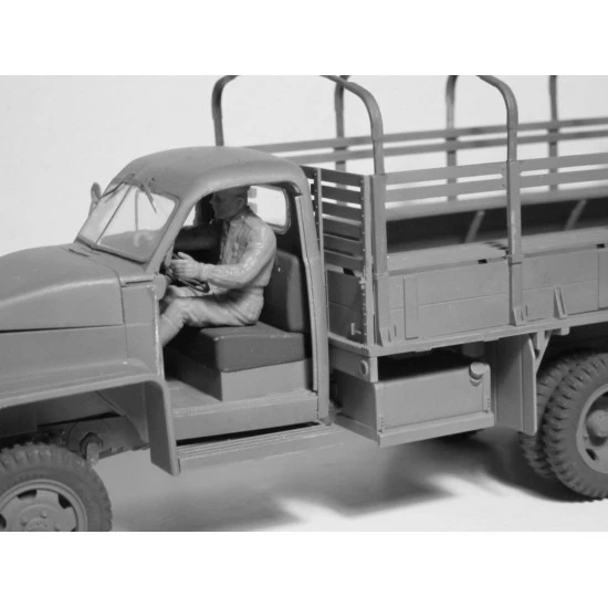 MODEL KIT USSR WWII RKKA DRIVERS 1943 1945 2 FIGURES 1/35 SCALE ICM 35643