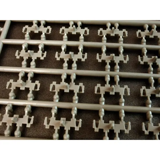 T-54,T-55,T-62 OMSh INDIVIDUAL TRACK LINKS SET. LATE TYPE - PLASTIC MODEL KIT SCALE 1/35 MINIART 37048