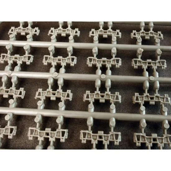 T-54,T-55,T-62 OMSh INDIVIDUAL TRACK LINKS SET. LATE TYPE - PLASTIC MODEL KIT SCALE 1/35 MINIART 37048
