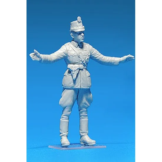 GERMAN CIVILIANS 1930s-1940s - PLASTIC MODEL KIT SCALE 1/35 MINIART 38015