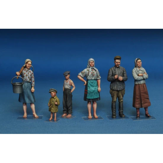 SOVIET VILLAGERS - PLASTIC MODEL KIT SCALE 1/35 MINIART 38011