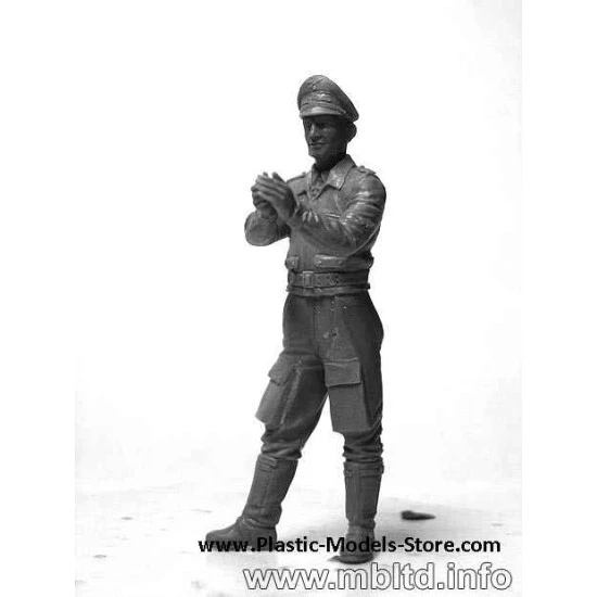 Women at War Germany Luftwaffe Helferinnen 4 fig with dog 1/35 Master Box 3557 Women at War Germany Luftwaffe Helferinnen 4 fig with dog 1/35 Master Box 3557
