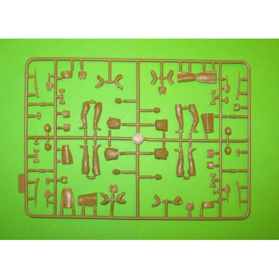 WWII WATCHTOWER WITH FOUR SOLDIERS PLATIC MODEL KIT MASTER BOX 3546 SCALE 1/35