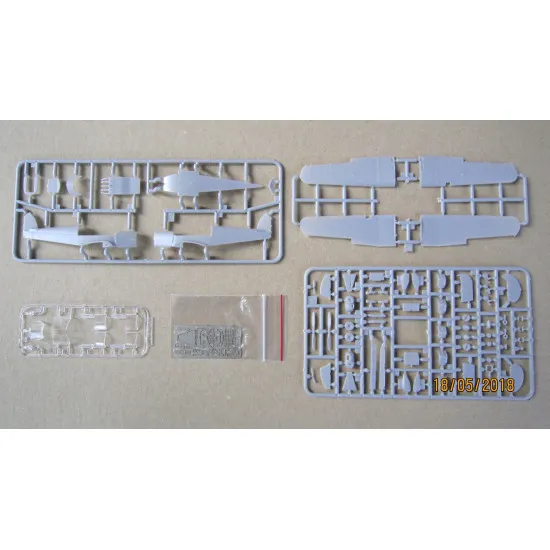 DORA WINGS 72004 PERCIVAL VEGA GULL (MILITARY SERVICE) PLASTIC MODEL KIT 1/72