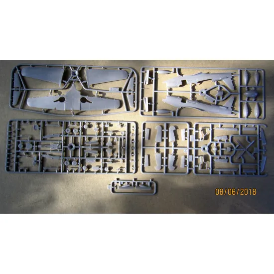 DORA WINGS 72005 BELL P-63E KINGCOBRA PLASTIC MODEL KIT 1/72