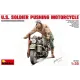 U.S. SOLDIER PUSHING MOTORCYCLE 1/35 MINIART 35182