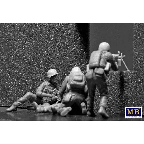 UNDER FIRE . MODERN US INFANTRY 4 figure 1/35 MASTER BOX 35193